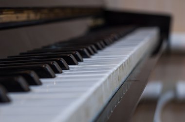 siyah ve beyaz piyano tuşları 