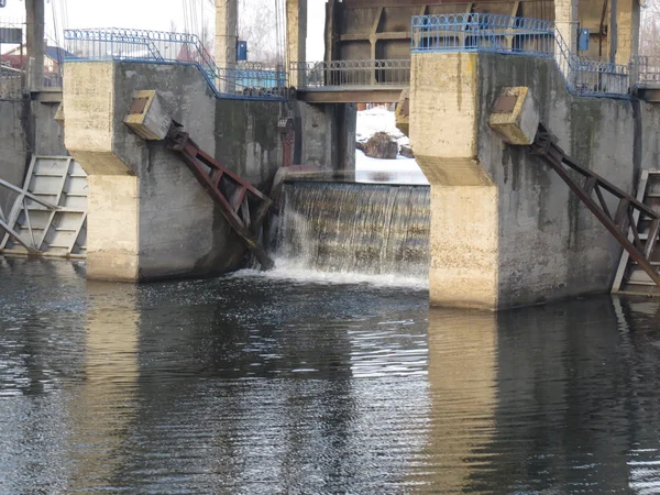 Staudamm am Fluss — Stockfoto