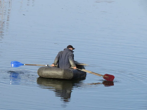 Pescador em um barco de borracha — Fotografia de Stock