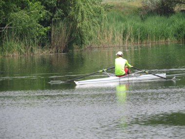 Bir kayık içinde yüzen adam.
