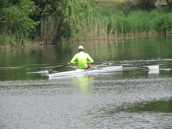 Hombre flotando en un kayak . —  Fotos de Stock