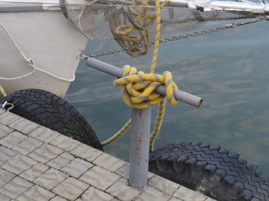 Bağlama ipi küçük tekne rıhtımda bağlı.