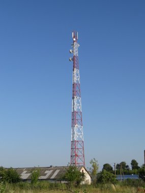 Anten, uydu ve mobil iletişim ile metal kule.