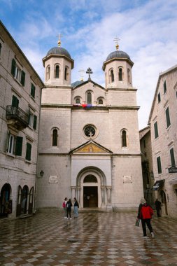Kotor, Karadağ - 14 Kasım 2019: Tarihi Romanesk kilisesinin önünde yürüyen yayalarla Eski Kasaba meydanında Aziz Tryphon Katedrali.