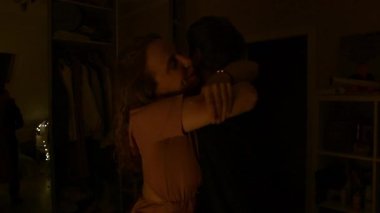 Gece boyunca loş bir odada dans eden genç bir çift. Romantik atmosfer ve yavaş hareket bir randevunun sonunda samimi bir an yaratır..