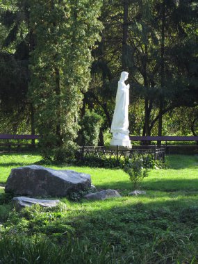 Parktaki bir kadın heykeli