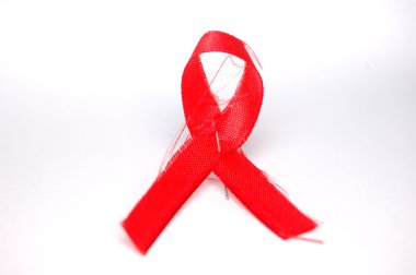 Beyaz arkaplanda kırmızı kurdele