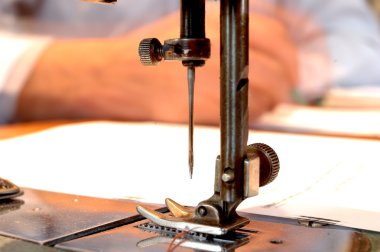 İğne dikiş makinesi