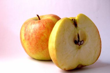 beyaz arkaplanda elma