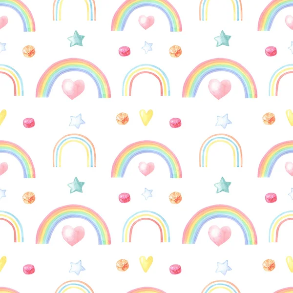 Beyaz arka planda suluboya çok renkli gökkuşağı. Kalpli, yıldızlı, şekerli kusursuz desen. Suluboya.