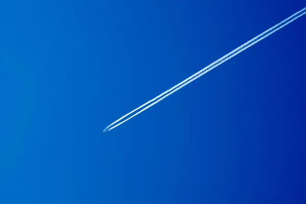 Flugzeug mit Kondensstreifen — Stockfoto