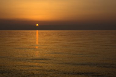 Bir deniz üzerinde gündoğumu