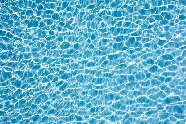 Zwembad water met reflecties van de zon — Stockfoto