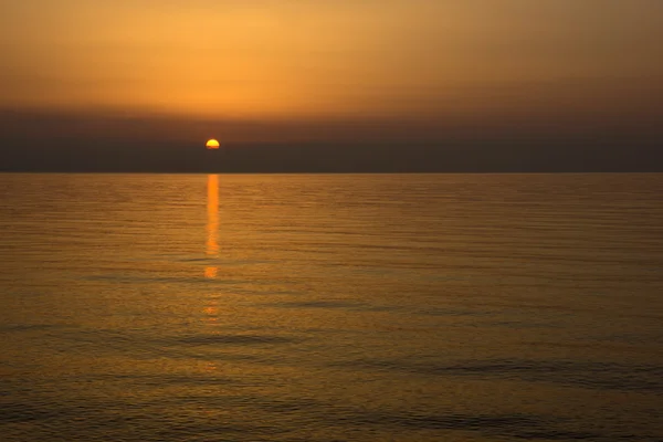 Bir deniz üzerinde gündoğumu