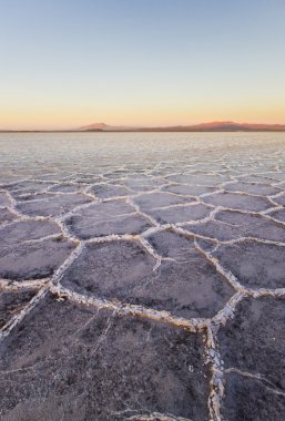 Uyuni salin, salar üzerinde mor günbatımı