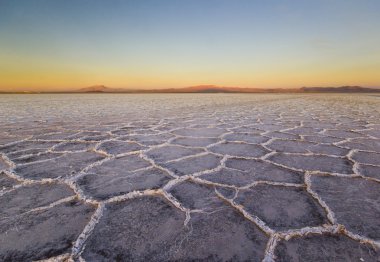 Uyuni salin, salar üzerinde mor günbatımı