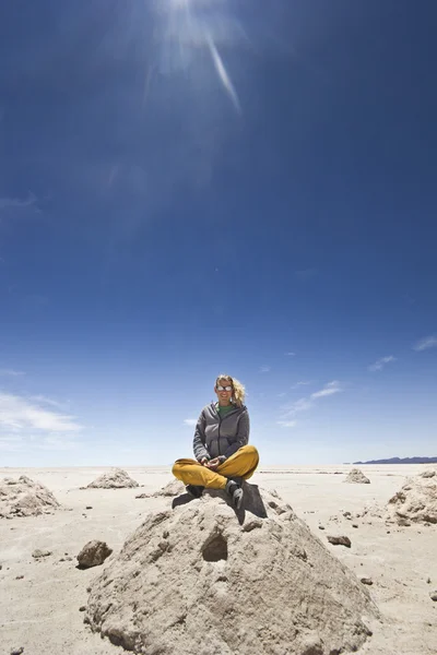 Ragazza bionda che si siede sul mucchio del sale a Salar di Uyuni, Bolivia — Foto Stock