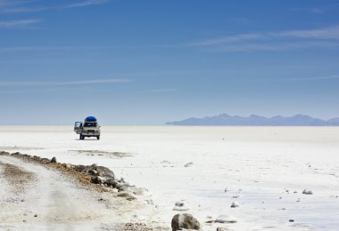 Salar de Uyuni arabaya beyaz yüzeyi