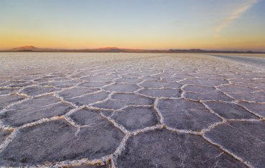 Uyuni salin, salar üzerinde mor günbatımı