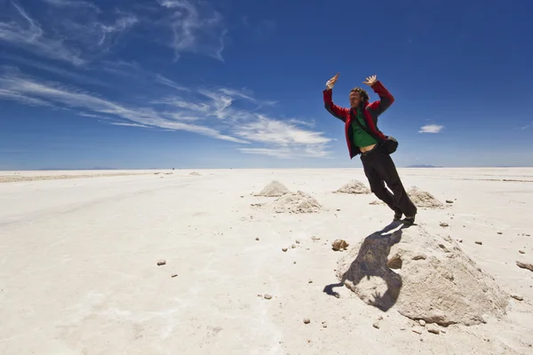 Giovane saltando dal mucchio di sale a Salar Uyuni, Bolivia — Foto Stock