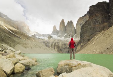 adam ayakta yakın göl Patagonya'da, torres del paine