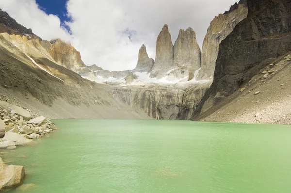 Torres del paine jezero v Patagonii s skalními stěnami — Stock fotografie