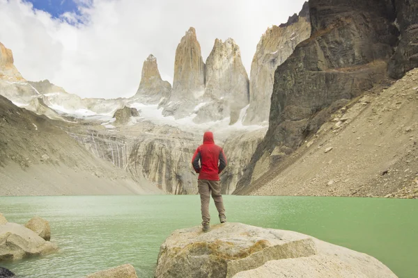 Man står nära sjön i Patagonien, torres del paine — Stockfoto