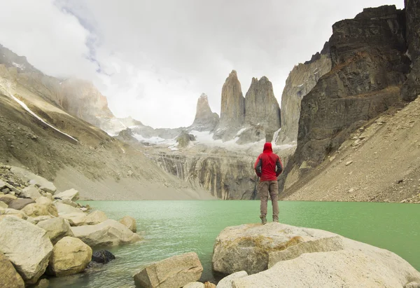 Muž stojící poblíž jezera v Patagonii, torres del paine — Stock fotografie