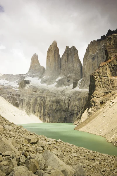Torres del paine jezero v Patagonii s skalními stěnami — Stock fotografie