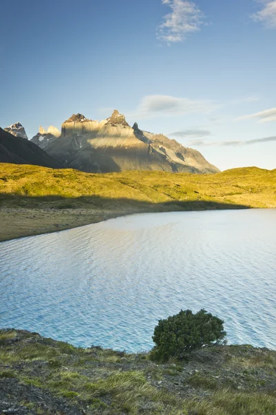 Torres del paine lake pehoe in Patagonië met rotswanden — Stockfoto