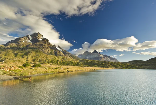 Torres del paine jezero pehoe v Patagonii s skalními stěnami — Stock fotografie