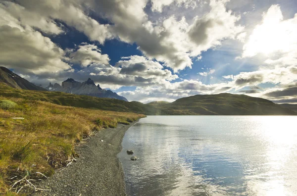 Torres del paine jezero pehoe v Patagonii s skalními stěnami — Stock fotografie