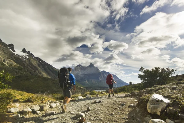 iki adam hiking Patagonya Dağları, torres del paine