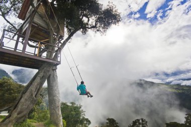Güneş karşı ekvator dağlarda sallanan kız