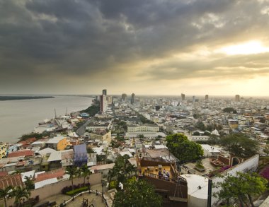 Guayaquil Tepesi'nden günbatımında görüntüleyin
