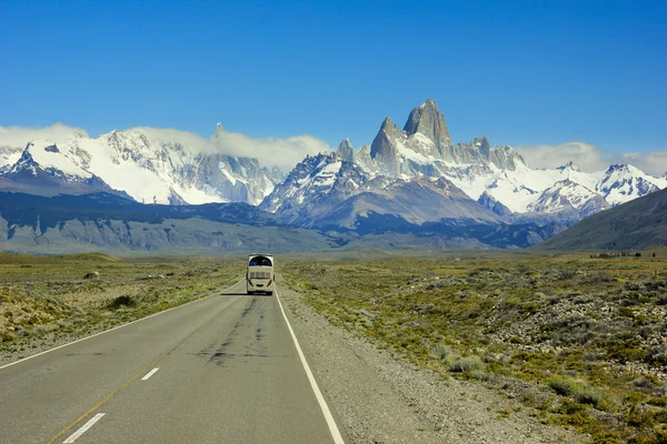 Bussen går på vägen till berg Fitz Roy i Patagonien — Stockfoto