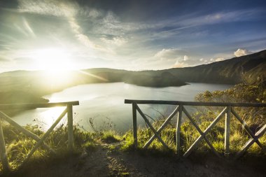 çit ve günbatımı krater Gölü