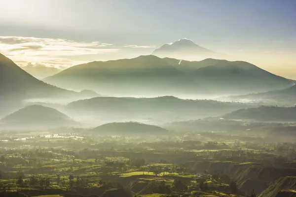 Foggy morning view of volcan Cayambe en ecuador — Stock Photo, Image