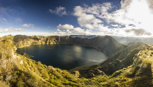 Lago del cráter al amanecer — Foto de Stock