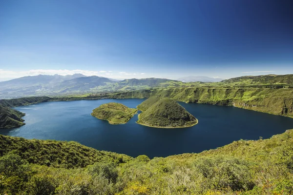 Lago del cráter con dos islas a la luz del día — Foto de Stock