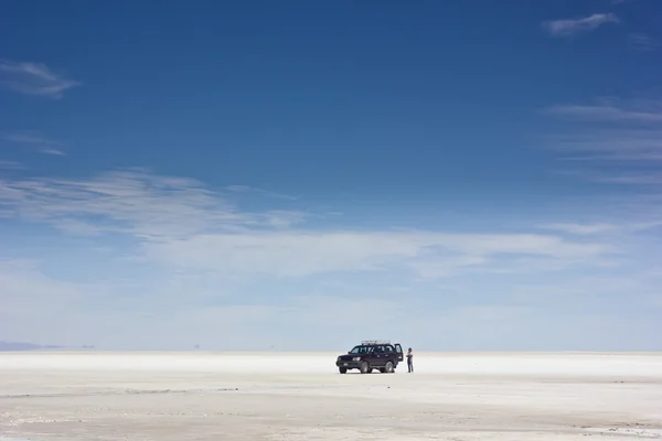 Salar de Uyuni arabaya beyaz yüzeyi