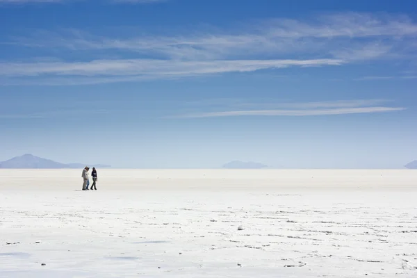 salar de uyuni tuz üzerinde yürüyen insanlar