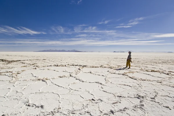 salar de uyuni tuz üzerinde duran kız