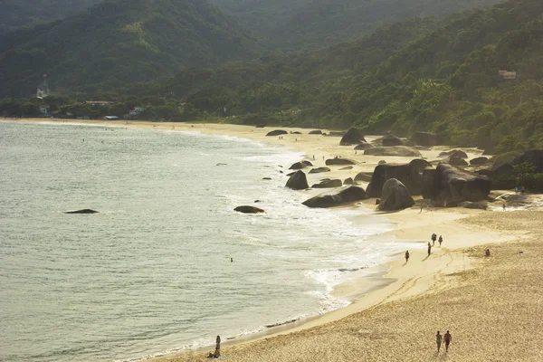 Beautiful tropical beach with big stones on shore and mountains — Stock Photo, Image