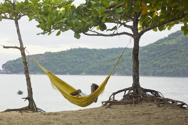 adam hamakta kitap okuma