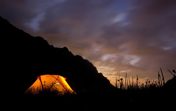 Zachód słońca w górach z namiocie wyróżnione — Zdjęcie stockowe