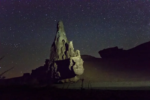 大きな岩と砂漠の峡谷の夜景 — ストック写真