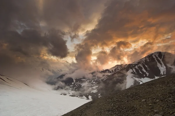 Snowy peaks from mountains with beautiful sunset — Stock Photo, Image