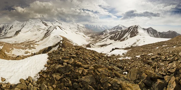 Panorama de picos nevados do topo da montanha — Fotografia de Stock