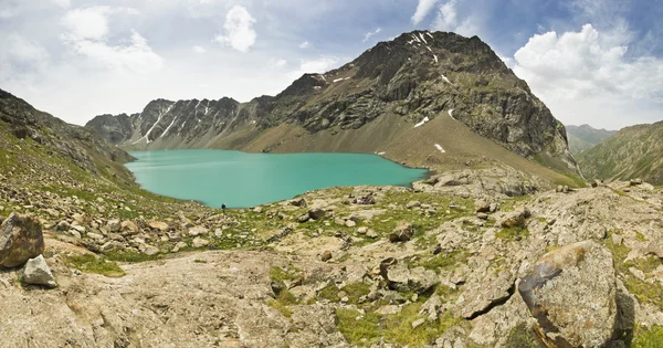 Blauwe bergmeer omgeven door hoge pieken bij zonsondergang — Stockfoto